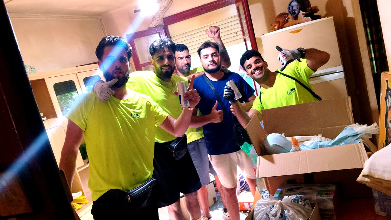 Equipo de PisoVacio.com con camiseta corporativa tras vaciar una vivienda en Valencia
