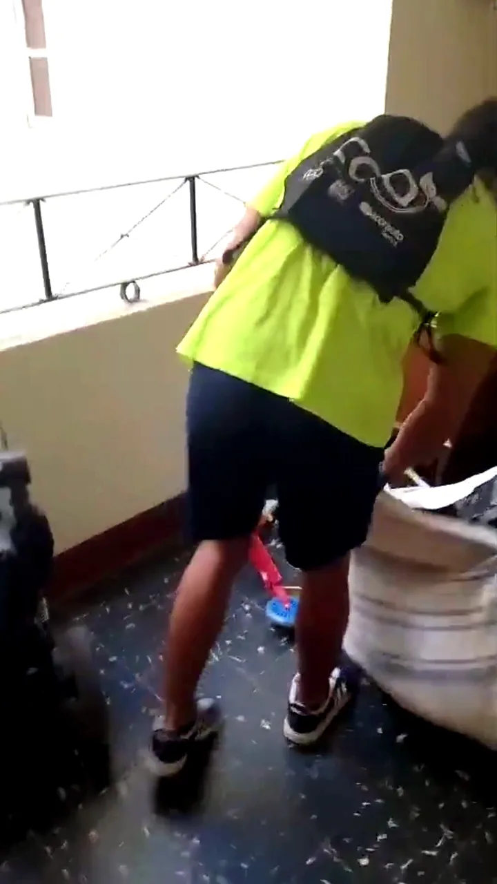Operario de PisoVacio.com embolsando restos y limpiando durante un vaciado de piso en Valencia