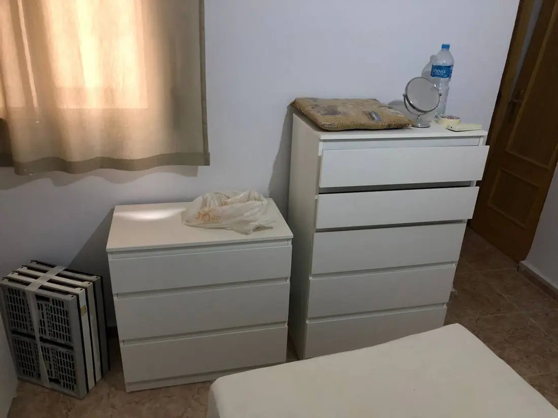 Dormitorio con cómodas durante un vaciado de piso en Valencia
