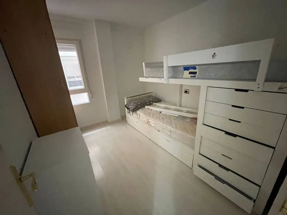 Dormitorio infantil con literas antes del vaciado en Valencia