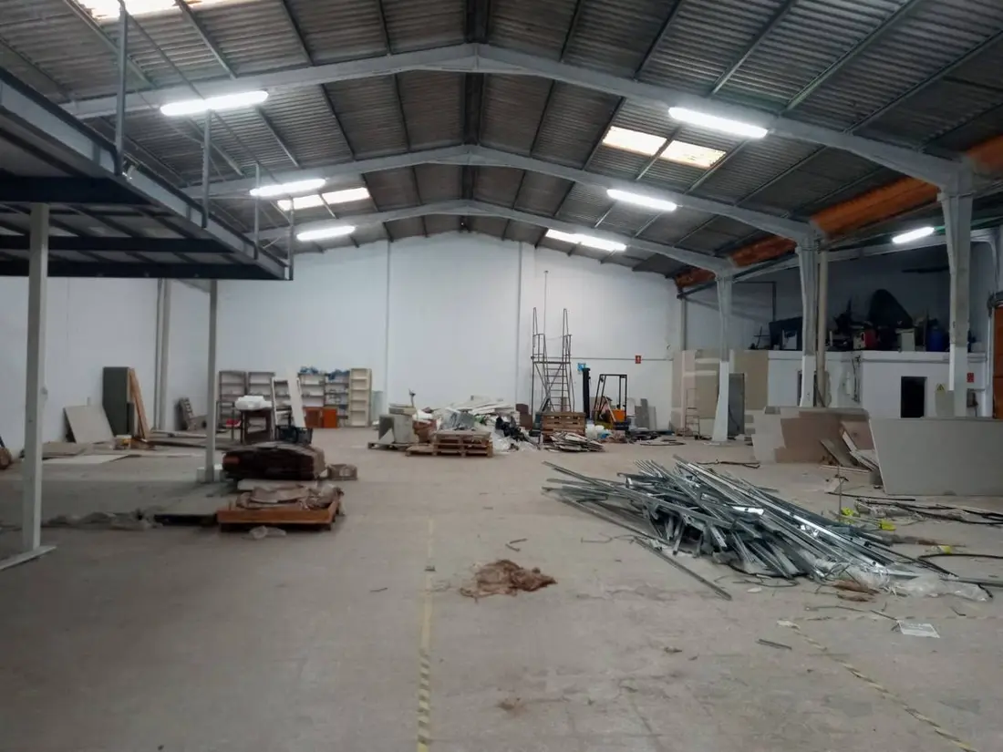 Vaciado de nave industrial en Valencia: retirada de material y estanterías