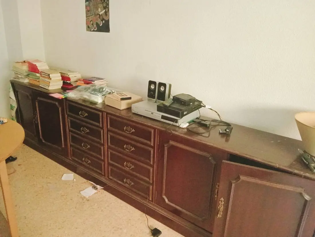 Piso heredado lleno de muebles y enseres antes del vaciado en Valencia