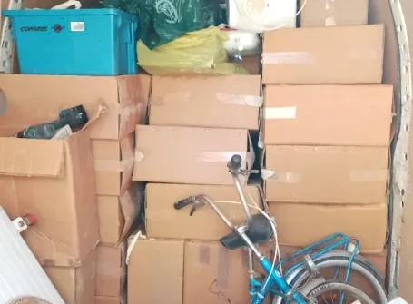 Furgoneta de PisoVacio cargada tras un vaciado de piso en Valencia