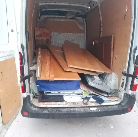 Furgoneta de PisoVacio cargada con muebles y tableros de un vaciado en Valencia