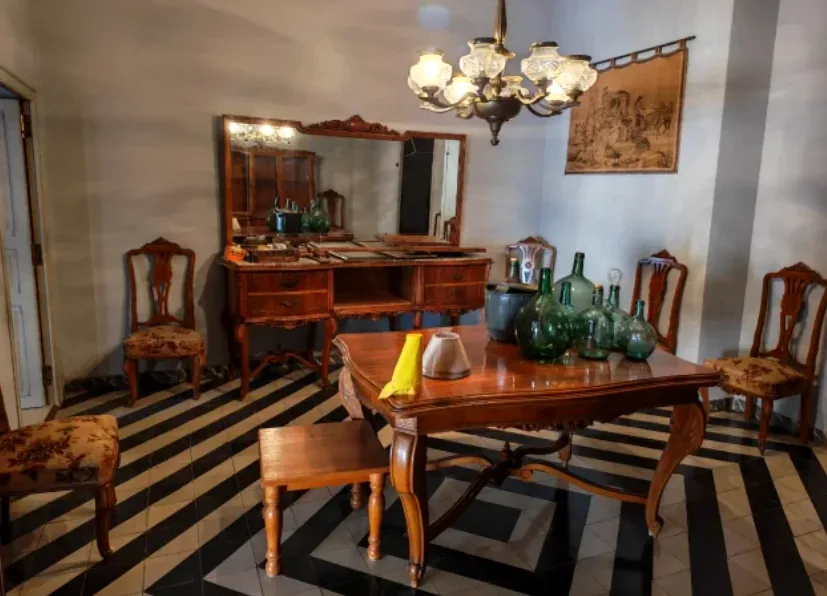Mueble de comedor retirado en un vaciado de piso en Valencia